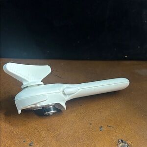 The Pampered Chef White Can Opener